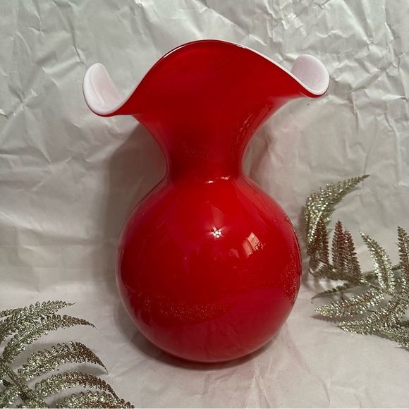 VIETRI Hibiscus Fluted Ruffled Italian Glass Bud Vase in Red Medium Size - Picture 7 of 14